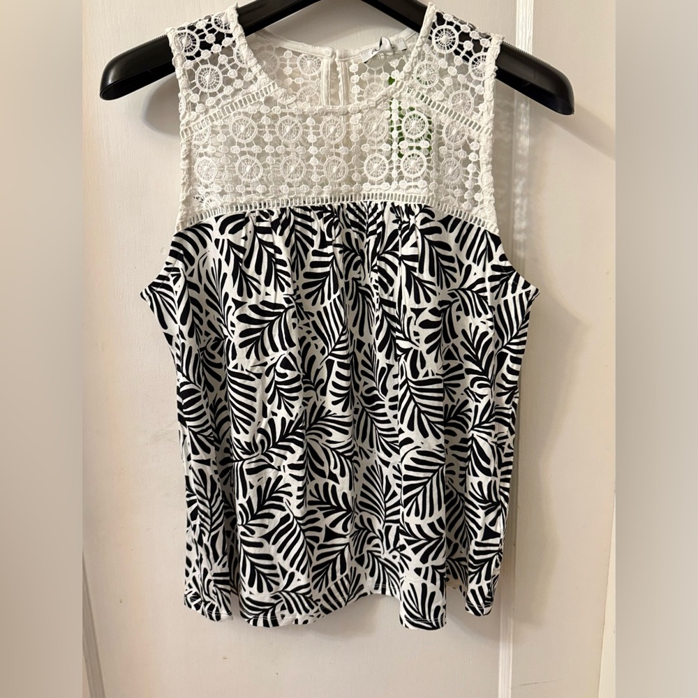 REITMAN’S CUTE SLEEVELESS BLK & WHITE TOP WITH WHITE LACE/EYELET